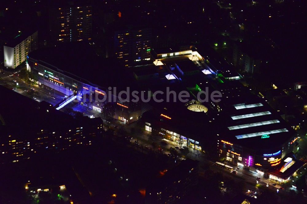 Nachtluftbild Berlin Neukölln - Nachtluftaufnahme vom Einkaufszentrum Gropius Passagen in Berlin