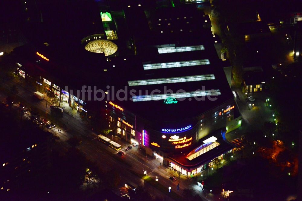 Nacht-Luftaufnahme Berlin Neukölln - Nachtluftaufnahme vom Einkaufszentrum Gropius Passagen in Berlin