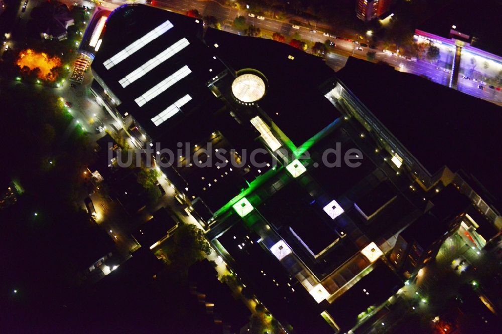 Nachtluftbild Berlin Neukölln - Nachtluftaufnahme vom Einkaufszentrum Gropius Passagen in Berlin