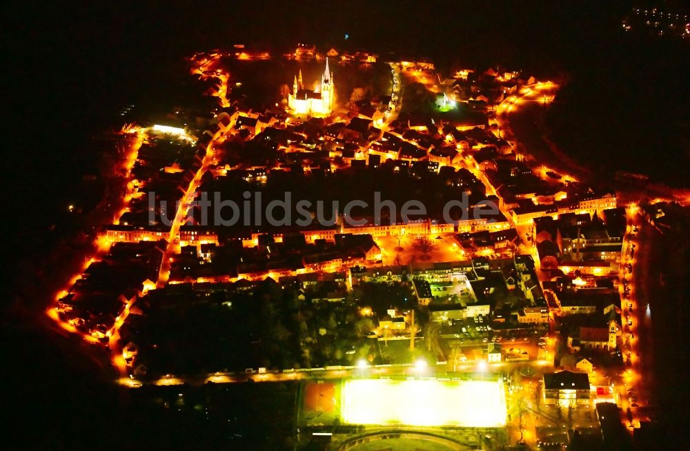 Nacht-Luftaufnahme Werder (Havel) - Nachtluftbild Nachtluftvideo Stadtansicht am Ufer des Flußverlaufes der Havel im Ortsteil Geltow in Werder (Havel) im Bundesland Brandenburg, Deutschland