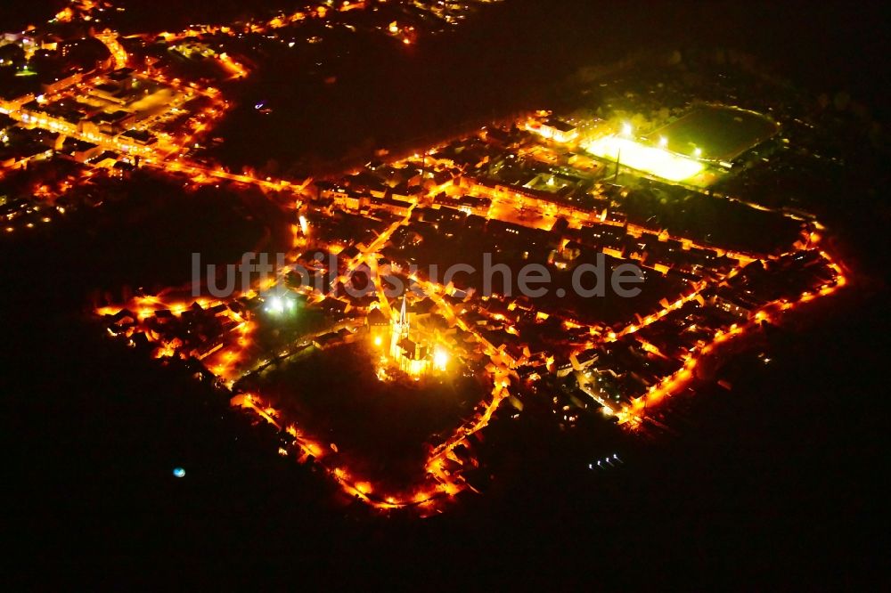 Nacht-Luftaufnahme Werder (Havel) - Nachtluftbild Nachtluftvideo Stadtansicht am Ufer des Flußverlaufes der Havel im Ortsteil Geltow in Werder (Havel) im Bundesland Brandenburg, Deutschland