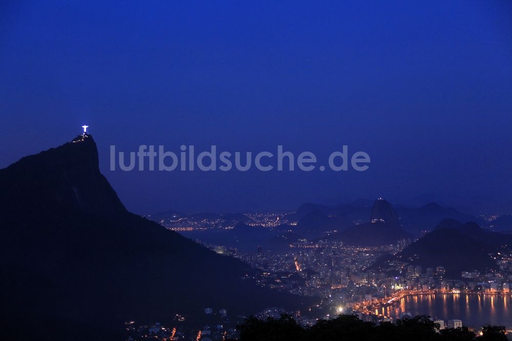 Rio de Janeiro bei Nacht von oben - Nachtstimmung an der Statue Cristo Redentor auf dem Berg Corcovado in den Tijuca-Wäldern in Rio de Janeiro in Brasilien