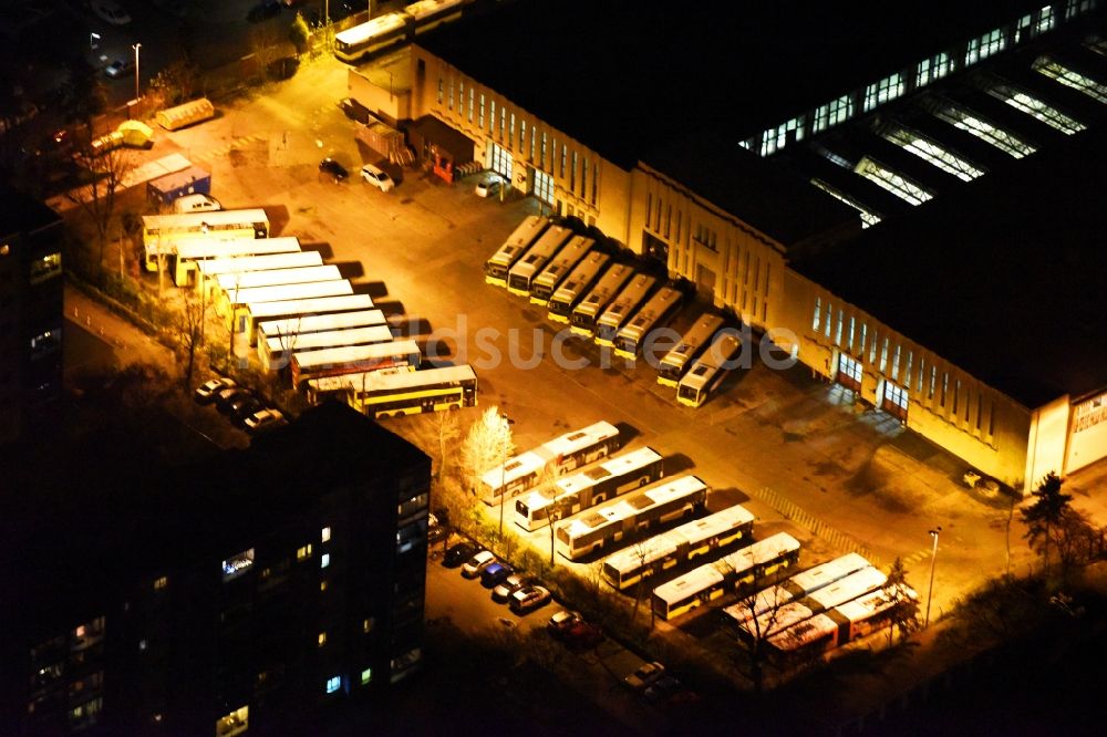 Nacht-Luftaufnahme Berlin - Nachtluftbild Nahverkehrs- und Bus- Depot der Städtischen Verkehrsbetriebe BVB Am Straßenbahnhof - Gradestraße im Stadtteil Neukölln in Berlin