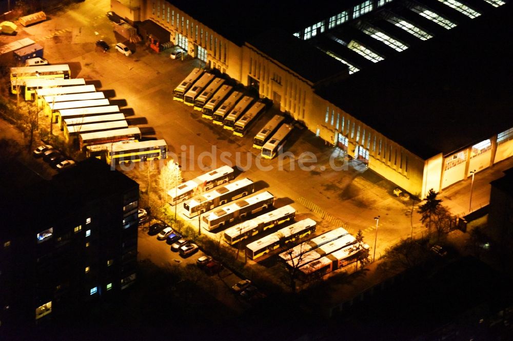 Berlin bei Nacht von oben - Nachtluftbild Nahverkehrs- und Bus- Depot der Städtischen Verkehrsbetriebe BVB Am Straßenbahnhof - Gradestraße im Stadtteil Neukölln in Berlin