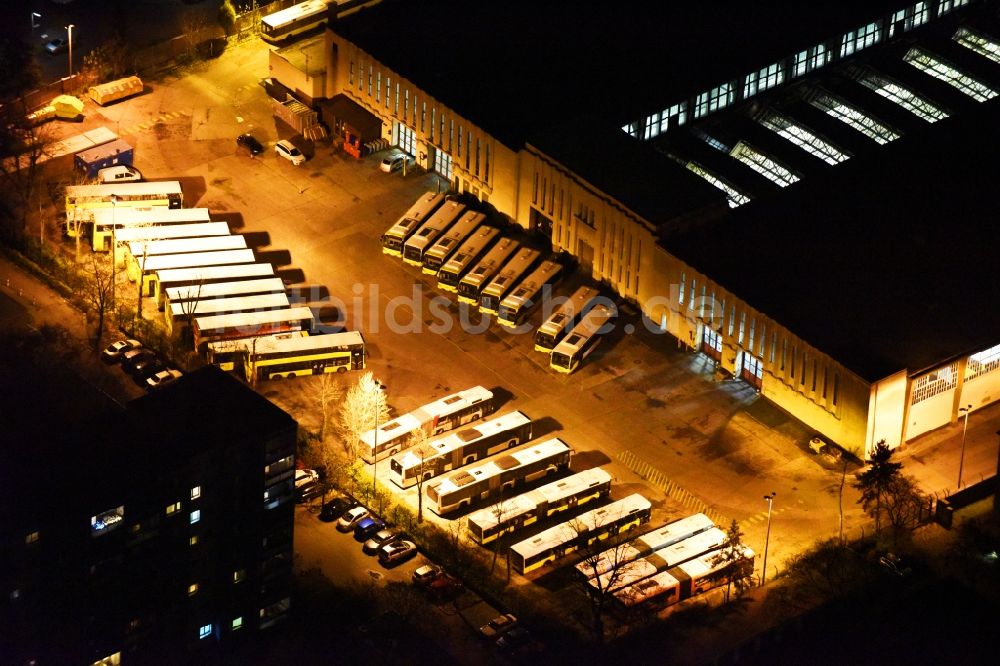 Berlin bei Nacht aus der Vogelperspektive: Nachtluftbild Nahverkehrs- und Bus- Depot der Städtischen Verkehrsbetriebe BVB Am Straßenbahnhof - Gradestraße im Stadtteil Neukölln in Berlin