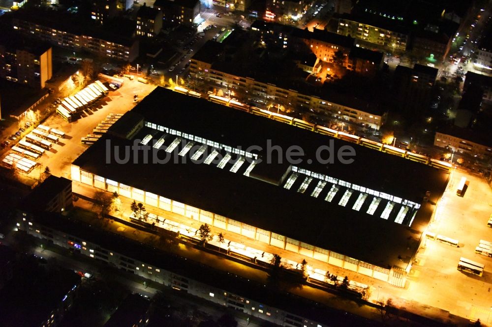 Nacht-Luftaufnahme Berlin - Nachtluftbild Nahverkehrs- und Bus- Depot der Städtischen Verkehrsbetriebe BVB Am Straßenbahnhof - Gradestraße im Stadtteil Neukölln in Berlin