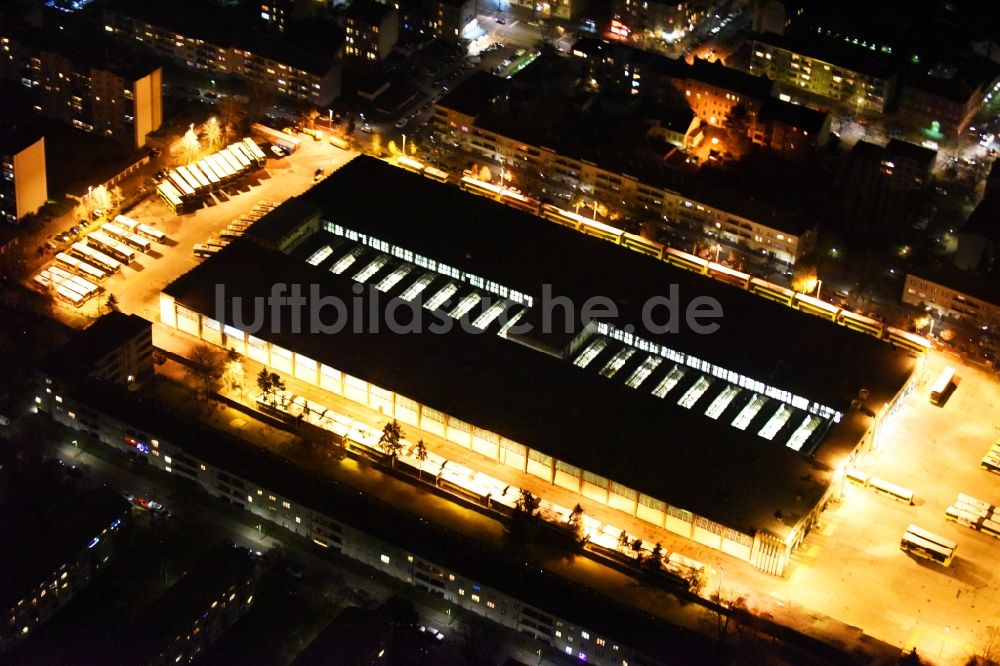 Berlin bei Nacht von oben - Nachtluftbild Nahverkehrs- und Bus- Depot der Städtischen Verkehrsbetriebe BVB Am Straßenbahnhof - Gradestraße im Stadtteil Neukölln in Berlin