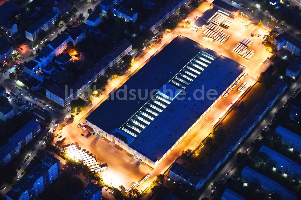 Nacht-Luftaufnahme Berlin - Nachtluftbild Nahverkehrs- und Bus- Depot der Städtischen Verkehrsbetriebe BVB Am Straßenbahnhof - Gradestraße im Stadtteil Neukölln in Berlin