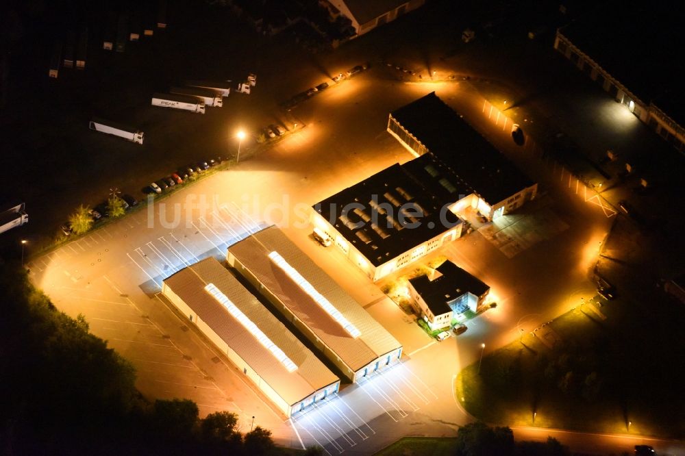 Neubrandenburg bei Nacht aus der Vogelperspektive: Nachtluftbild Nahverkehrs- und Bus- Depot der Städtischen Verkehrsbetriebe Neubrandenburger Verkehrsbetriebe GmbH in Neubrandenburg im Bundesland Mecklenburg-Vorpommern, Deutschland