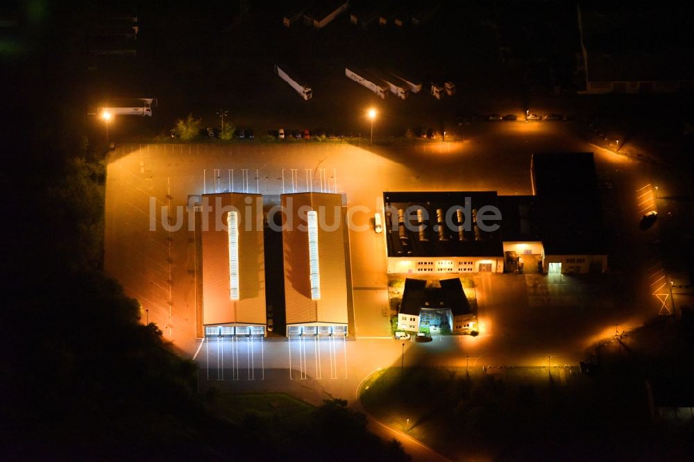 Nachtluftbild Neubrandenburg - Nachtluftbild Nahverkehrs- und Bus- Depot der Städtischen Verkehrsbetriebe Neubrandenburger Verkehrsbetriebe GmbH in Neubrandenburg im Bundesland Mecklenburg-Vorpommern, Deutschland