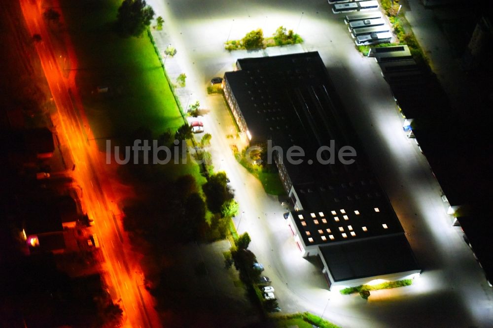 Güstrow bei Nacht aus der Vogelperspektive: Nachtluftbild Nahverkehrs- und Bus- Depot der Städtischen Verkehrsbetriebe rebus regional bus Rostock GmbH in Güstrow im Bundesland Mecklenburg-Vorpommern, Deutschland