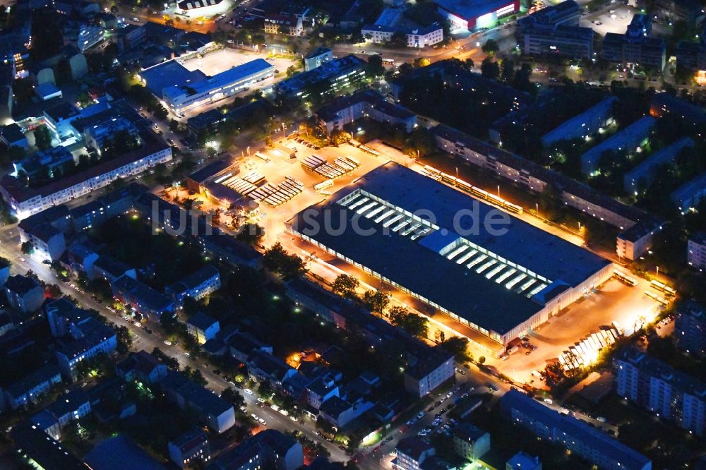 Berlin bei Nacht aus der Vogelperspektive: Nachtluftbild Nahverkehrs- und Bus- Depot der Städtischen Verkehrsbetriebe Am Straßenbahnhof - Gradestraße im Ortsteil Britz in Berlin, Deutschland