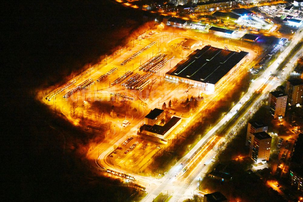 Berlin bei Nacht aus der Vogelperspektive: Nachtluftbild Nahverkehrs- und Tram- Straßenbahn- Depot der Städtischen Verkehrsbetriebe BVG Betriebshof Marzahn im Ortsteil Marzahn in Berlin, Deutschland