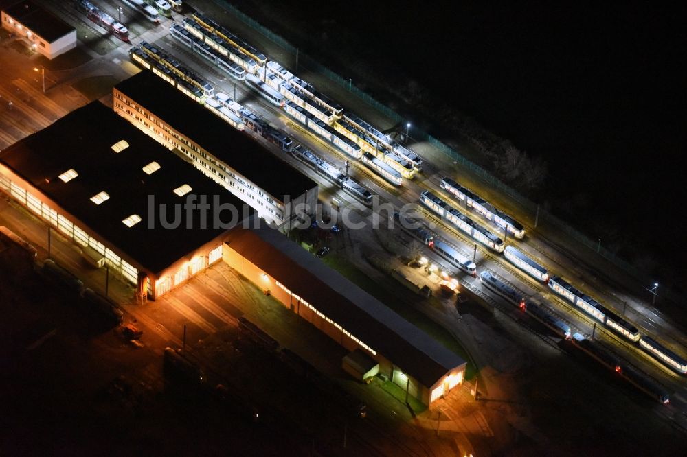 Magdeburg bei Nacht von oben - Nachtluftbild Nahverkehrs- und Tram- Straßenbahn- Depot der Städtischen Verkehrsbetriebe MVB Magdeburger Verkehrsbetriebe im Ortsteil Rothensee in Magdeburg im Bundesland Sachsen-Anhalt