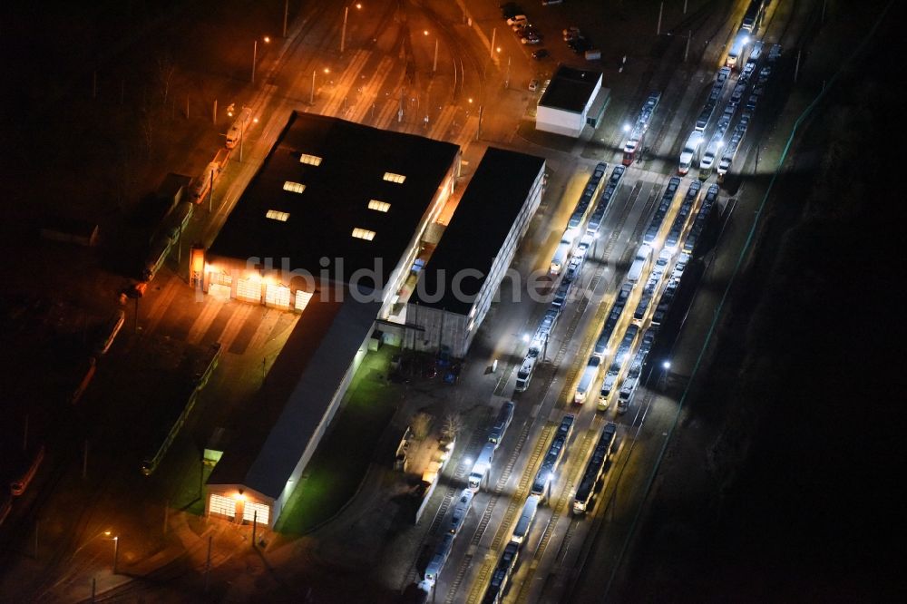 Nachtluftbild Magdeburg - Nachtluftbild Nahverkehrs- und Tram- Straßenbahn- Depot der Städtischen Verkehrsbetriebe MVB Magdeburger Verkehrsbetriebe im Ortsteil Rothensee in Magdeburg im Bundesland Sachsen-Anhalt