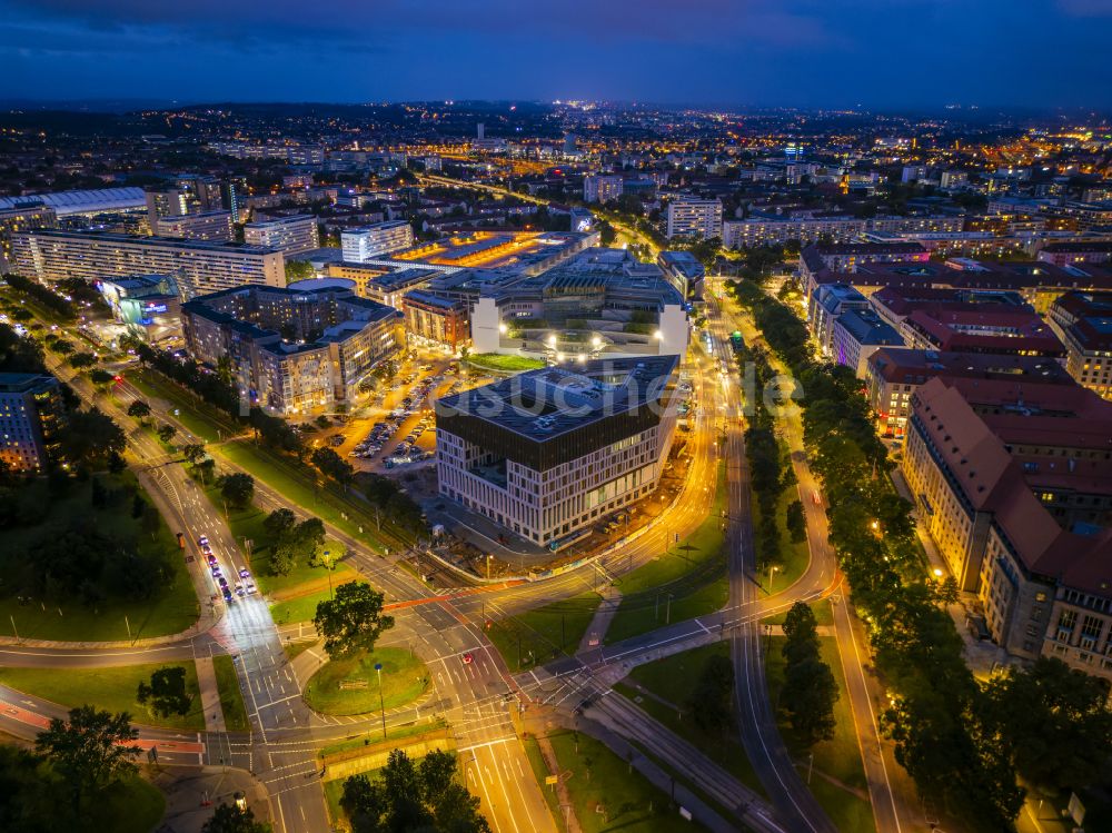 Nacht-Luftaufnahme Dresden - Nachtluftbild Neubau- Baustelle Verwaltungsgebäude der staatlichen Behörde Verwaltungszentrum am Ferdinandplatz in Dresden im Bundesland Sachsen, Deutschland