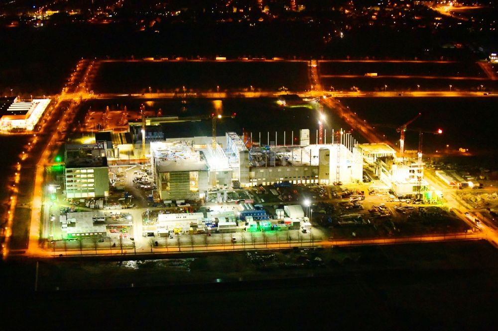 Dresden bei Nacht aus der Vogelperspektive: Nachtluftbild Neubau - Baustelle auf dem Werksgelände der Robert Bosch Semiconductor Manufacturing Dresden GmbH im Ortsteil Hellerau in Dresden im Bundesland Sachsen, Deutschland