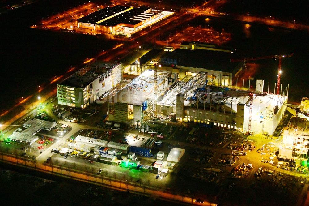 Nachtluftbild Dresden - Nachtluftbild Neubau - Baustelle auf dem Werksgelände der Robert Bosch Semiconductor Manufacturing Dresden GmbH im Ortsteil Hellerau in Dresden im Bundesland Sachsen, Deutschland