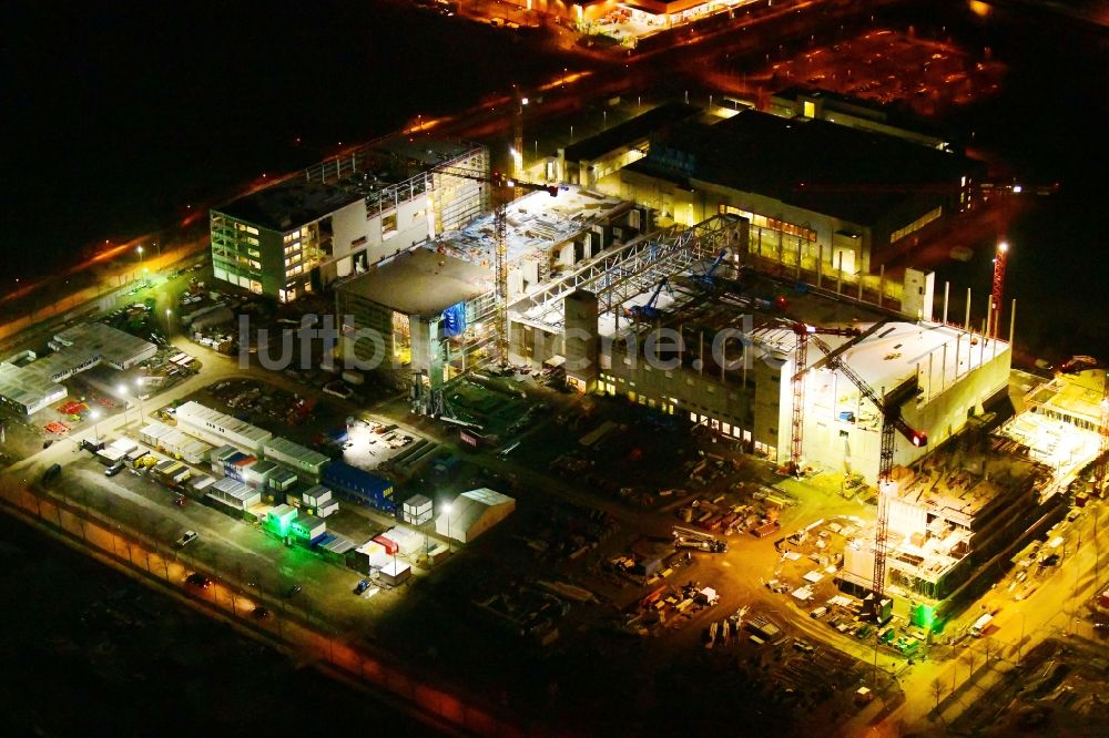 Dresden bei Nacht aus der Vogelperspektive: Nachtluftbild Neubau - Baustelle auf dem Werksgelände der Robert Bosch Semiconductor Manufacturing Dresden GmbH im Ortsteil Hellerau in Dresden im Bundesland Sachsen, Deutschland