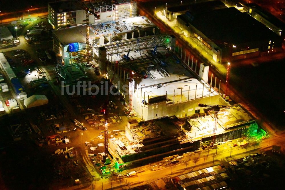 Nachtluftbild Dresden - Nachtluftbild Neubau - Baustelle auf dem Werksgelände der Robert Bosch Semiconductor Manufacturing Dresden GmbH im Ortsteil Hellerau in Dresden im Bundesland Sachsen, Deutschland