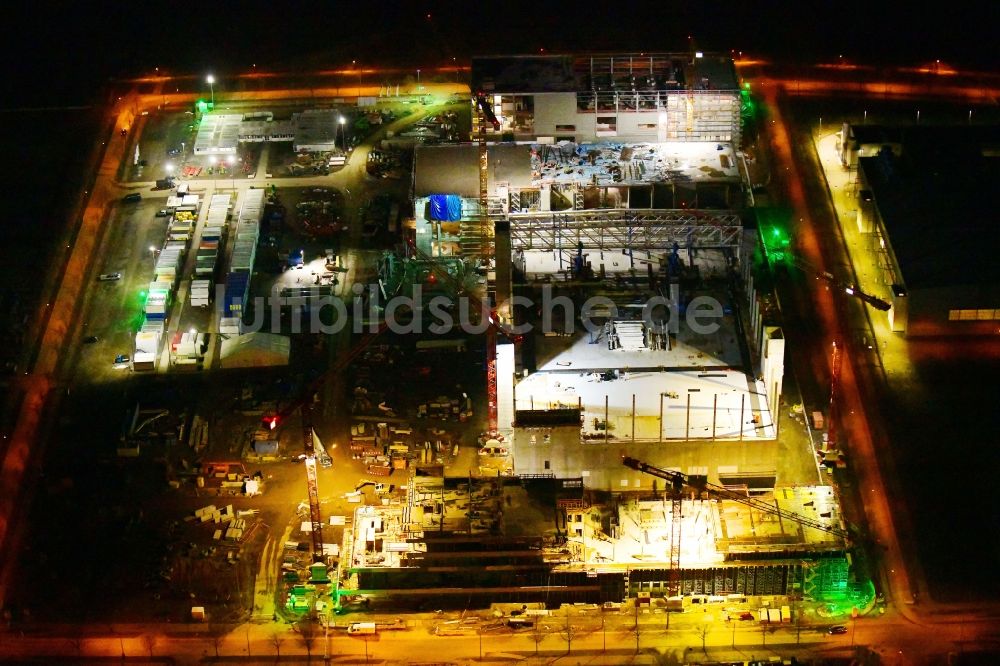 Dresden bei Nacht von oben - Nachtluftbild Neubau - Baustelle auf dem Werksgelände der Robert Bosch Semiconductor Manufacturing Dresden GmbH im Ortsteil Hellerau in Dresden im Bundesland Sachsen, Deutschland