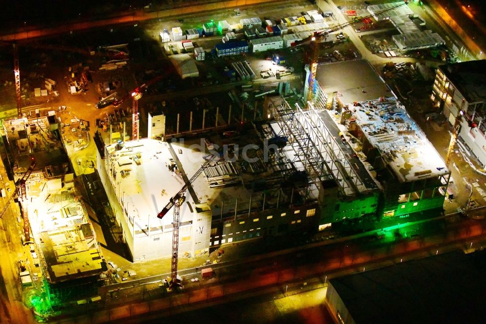 Nachtluftbild Dresden - Nachtluftbild Neubau - Baustelle auf dem Werksgelände der Robert Bosch Semiconductor Manufacturing Dresden GmbH im Ortsteil Hellerau in Dresden im Bundesland Sachsen, Deutschland