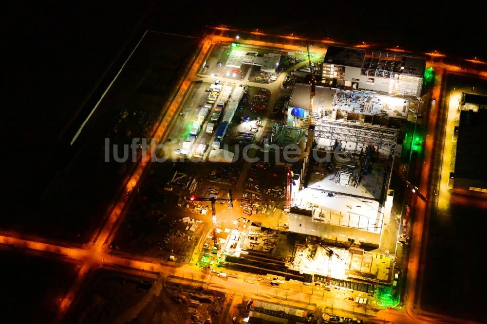 Dresden bei Nacht aus der Vogelperspektive: Nachtluftbild Neubau - Baustelle auf dem Werksgelände der Robert Bosch Semiconductor Manufacturing Dresden GmbH im Ortsteil Hellerau in Dresden im Bundesland Sachsen, Deutschland