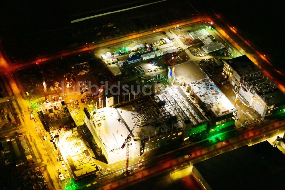 Nacht-Luftaufnahme Dresden - Nachtluftbild Neubau - Baustelle auf dem Werksgelände der Robert Bosch Semiconductor Manufacturing Dresden GmbH im Ortsteil Hellerau in Dresden im Bundesland Sachsen, Deutschland