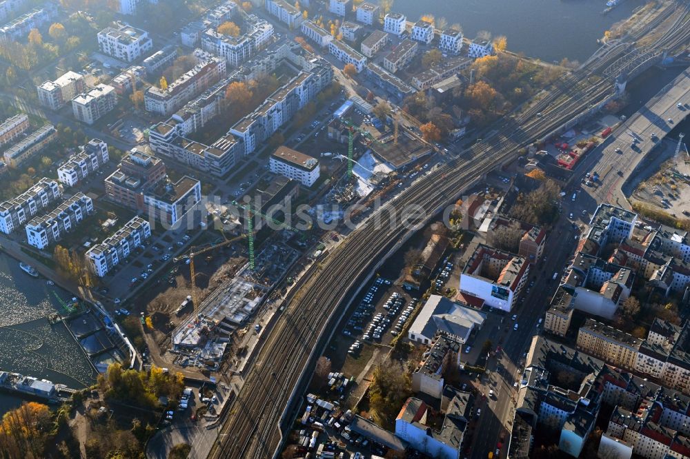 Nacht-Luftaufnahme Berlin - Nachtluftbild Neubau eines Büro- und Geschäftshauses B:HUB an der Kynaststraße - Alt-Stralau in Berlin, Deutschland