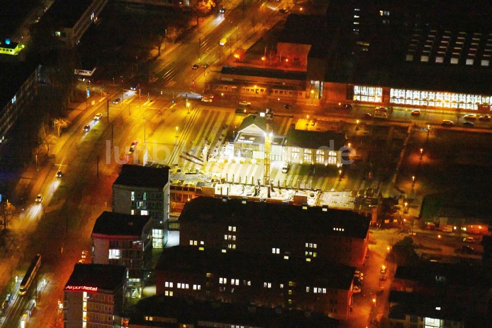 Berlin bei Nacht von oben - Nachtluftbild Neubau eines Büro- und Geschäftshauses Am Forum und Ecowiss an der Erich-Thilo-Straße Ecke Rudower Chaussee in Berlin, Deutschland