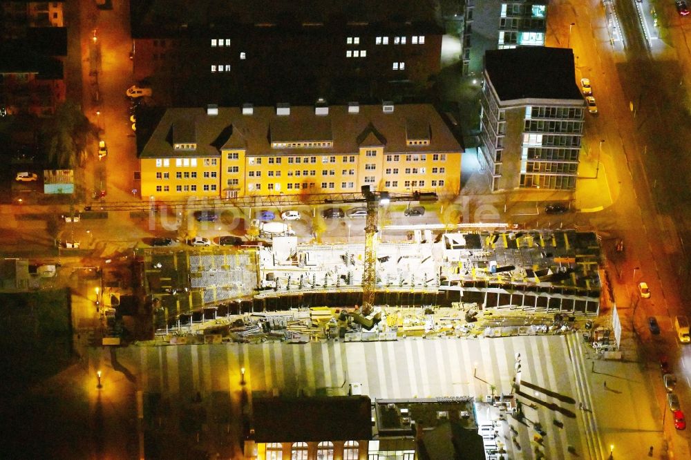 Berlin bei Nacht aus der Vogelperspektive: Nachtluftbild Neubau eines Büro- und Geschäftshauses Am Forum und Ecowiss an der Erich-Thilo-Straße Ecke Rudower Chaussee in Berlin, Deutschland