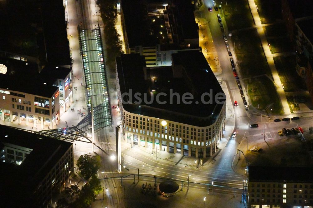 Nacht-Luftaufnahme Dresden - Nachtluftbild Neubau eines Büro- und Geschäftshauses Haus Postplatz im Ortsteil Wilsdruffer Vorstadt in Dresden im Bundesland Sachsen, Deutschland