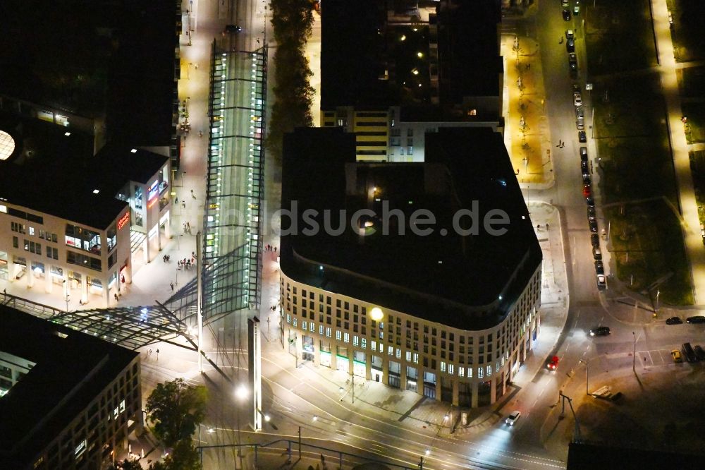 Dresden bei Nacht aus der Vogelperspektive: Nachtluftbild Neubau eines Büro- und Geschäftshauses Haus Postplatz im Ortsteil Wilsdruffer Vorstadt in Dresden im Bundesland Sachsen, Deutschland