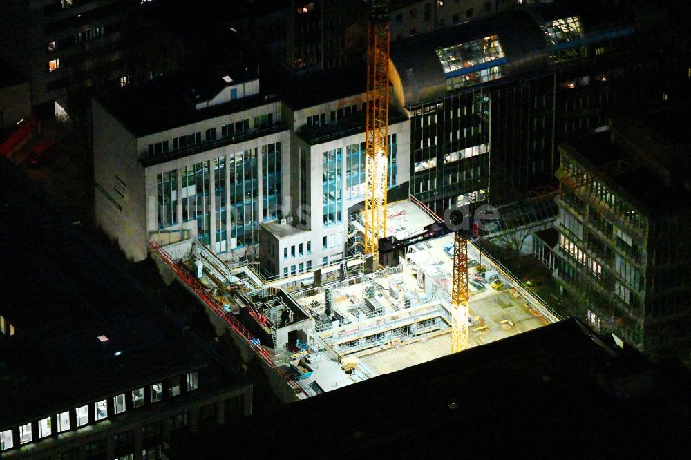 München bei Nacht aus der Vogelperspektive: Nachtluftbild Neubau eines Büro- und Geschäftshauses Lichthöfe in München im Bundesland Bayern, Deutschland