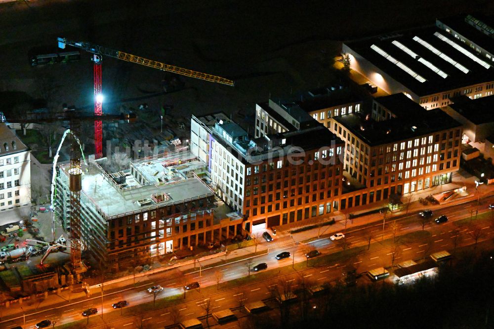München bei Nacht aus der Vogelperspektive: Nachtluftbild Neubau eines Büro- und Geschäftshauses in München im Bundesland Bayern, Deutschland