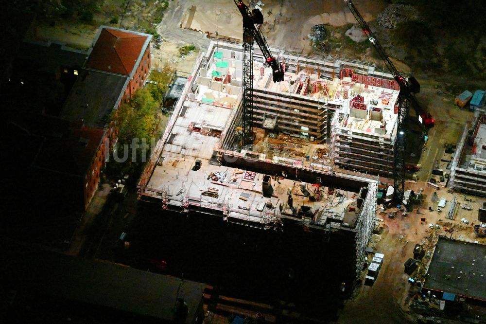 Berlin bei Nacht von oben - Nachtluftbild Neubau eines Büro- und Geschäftshauses SIEMENSSTADT SQUARE in Berlin, Deutschland