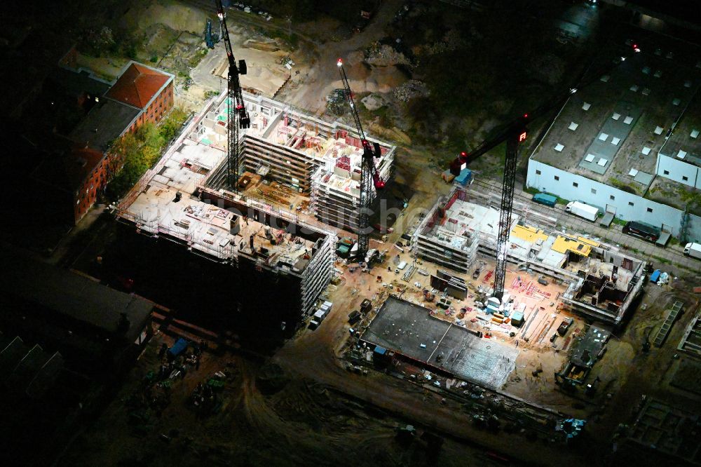 Berlin bei Nacht aus der Vogelperspektive: Nachtluftbild Neubau eines Büro- und Geschäftshauses SIEMENSSTADT SQUARE in Berlin, Deutschland