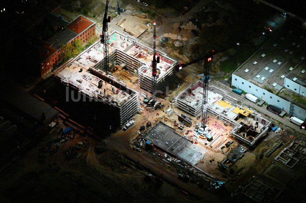 Nachtluftbild Berlin - Nachtluftbild Neubau eines Büro- und Geschäftshauses SIEMENSSTADT SQUARE in Berlin, Deutschland