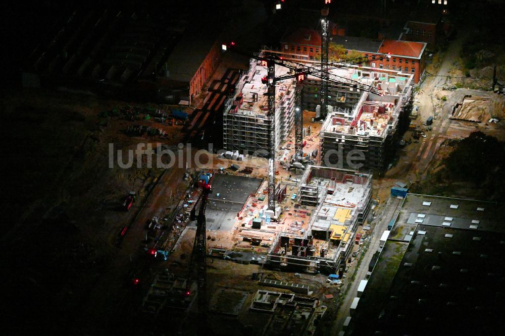 Nacht-Luftaufnahme Berlin - Nachtluftbild Neubau eines Büro- und Geschäftshauses SIEMENSSTADT SQUARE in Berlin, Deutschland