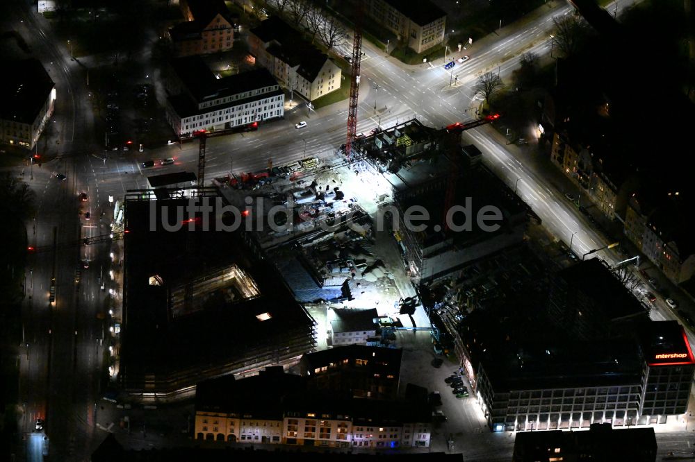 Jena bei Nacht aus der Vogelperspektive: Nachtluftbild Neubau des Campus Inselplatz am Löbdegraben - Steinweg in Jena im Bundesland Thüringen, Deutschland