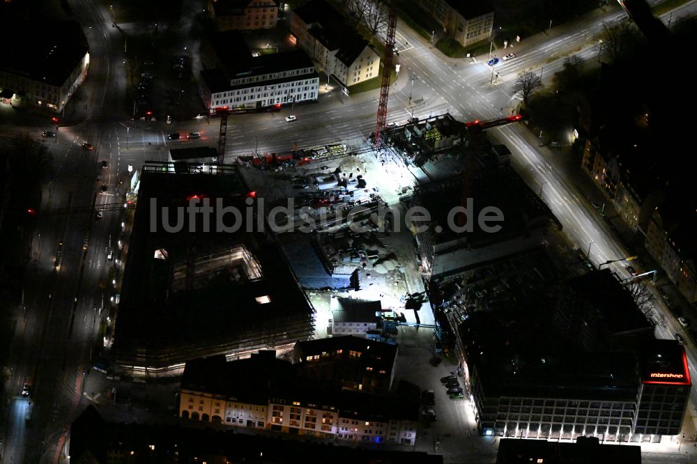 Nacht-Luftaufnahme Jena - Nachtluftbild Neubau des Campus Inselplatz am Löbdegraben - Steinweg in Jena im Bundesland Thüringen, Deutschland