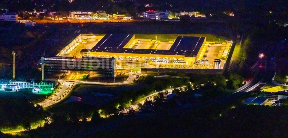 Bochum bei Nacht aus der Vogelperspektive: Nachtluftbild Neubau eines DHL- Hub- Gebäudekomplexes auf dem Gelände des Logistikzentrums im Entwicklungsgebiet MARK 51°7 in Bochum im Bundesland Nordrhein-Westfalen, Deutschland