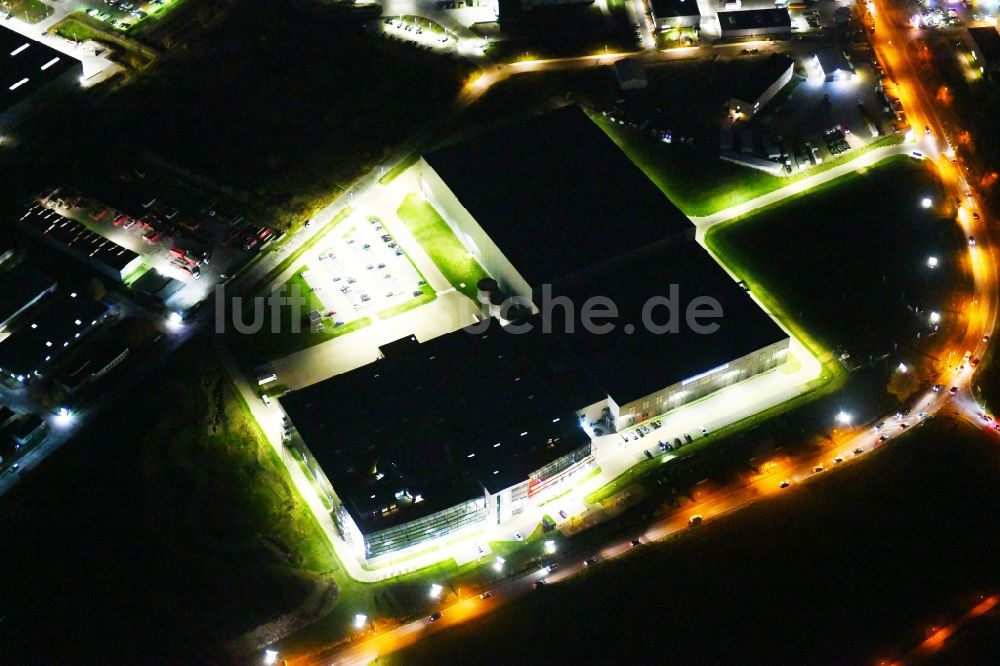 Hoppegarten bei Nacht von oben - Nachtluftbild Neubau der Europazentrale Clinton in Hoppegarten im Bundesland Brandenburg