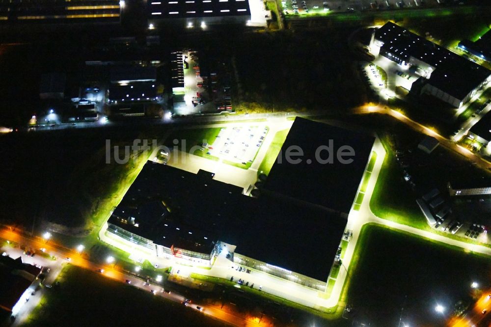 Hoppegarten bei Nacht aus der Vogelperspektive: Nachtluftbild Neubau der Europazentrale Clinton in Hoppegarten im Bundesland Brandenburg