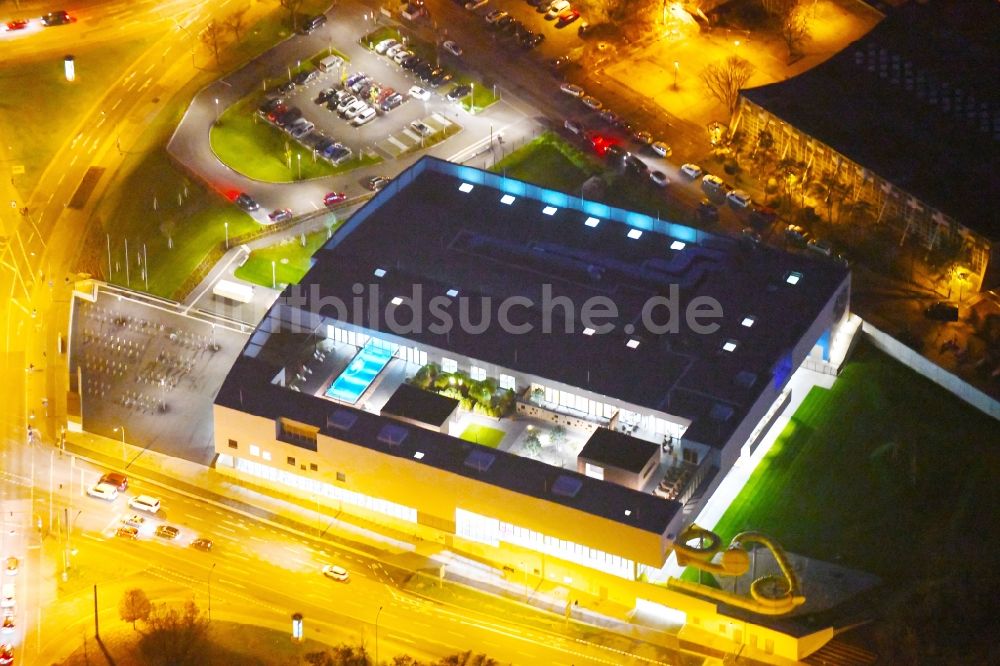 Potsdam bei Nacht von oben - Nachtluftbild Neubau eines Freizeitbades mit Schwimmhalle in Potsdam im Bundesland Brandenburg