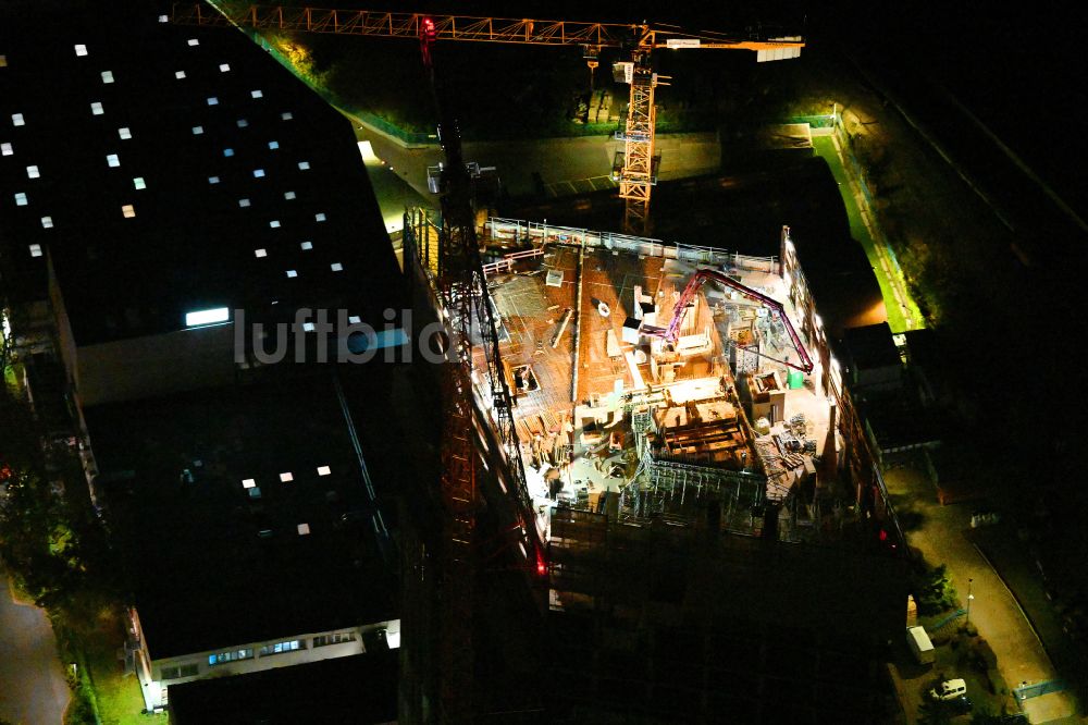 Nachtluftbild Berlin - Nachtluftbild Neubau- Hochhaus- Baustelle der Hotelanlage Estrel Tower in Berlin, Deutschland