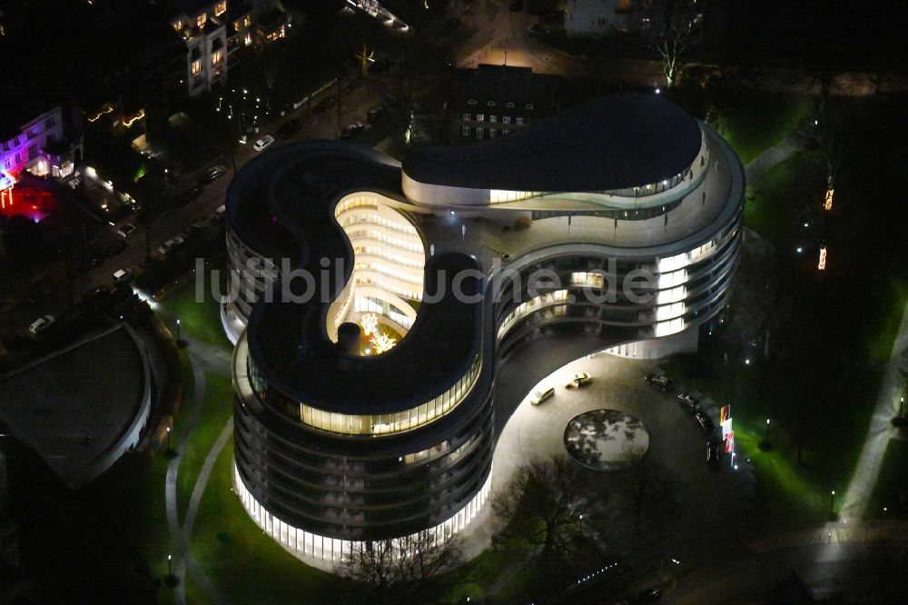 Hamburg bei Nacht aus der Vogelperspektive: Nachtluftbild Neubau der Hotelanlage Luxushotel The Fontenay an der Außenalster im Stadtteil Rotherbaum in Hamburg