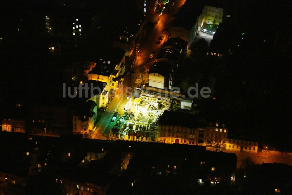 Potsdam bei Nacht aus der Vogelperspektive: Nachtluftbild Neubau einer Mehrfamilienhaus-Wohnanlage Helene-Lange-Straße Ecke Friedrich-Ebert-Straße in Potsdam im Bundesland Brandenburg, Deutschland