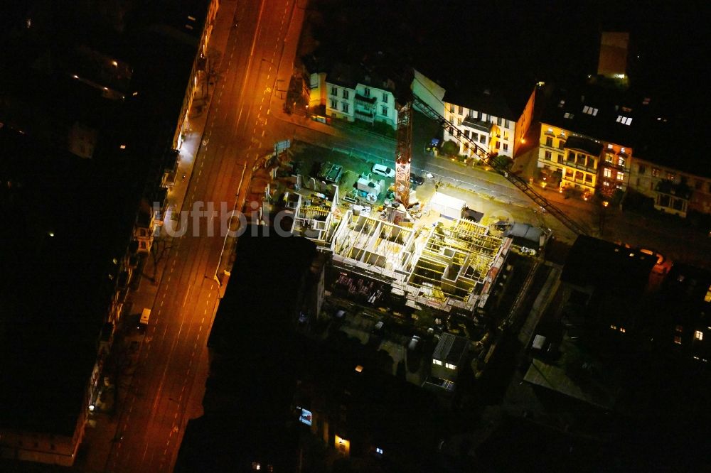 Nacht-Luftaufnahme Potsdam - Nachtluftbild Neubau einer Mehrfamilienhaus-Wohnanlage Helene-Lange-Straße Ecke Friedrich-Ebert-Straße in Potsdam im Bundesland Brandenburg, Deutschland