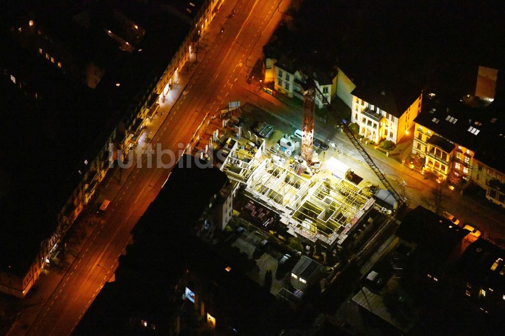 Potsdam bei Nacht von oben - Nachtluftbild Neubau einer Mehrfamilienhaus-Wohnanlage Helene-Lange-Straße Ecke Friedrich-Ebert-Straße in Potsdam im Bundesland Brandenburg, Deutschland